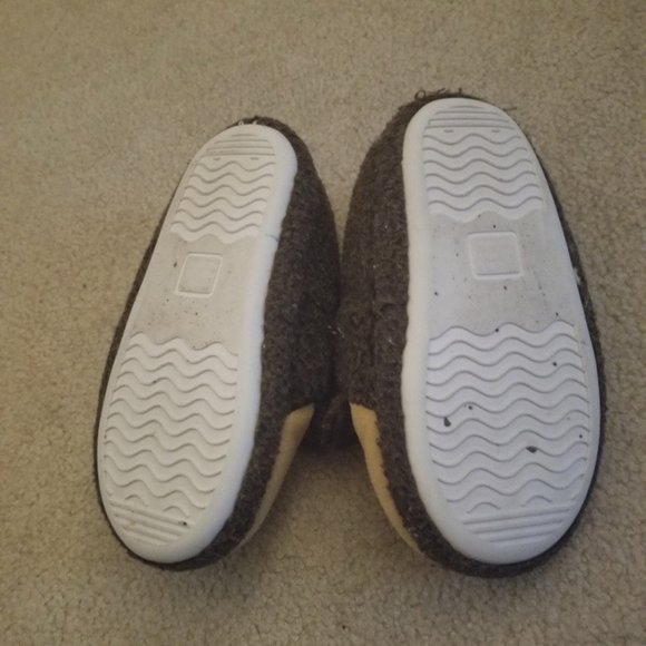 48BEARW19 Child's padded bear slippers Size 11-12 - Picture 3 of 4